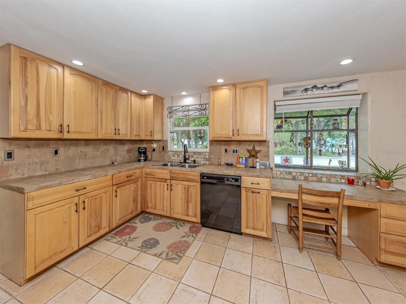 990 FLORENCE ST — photo 4
