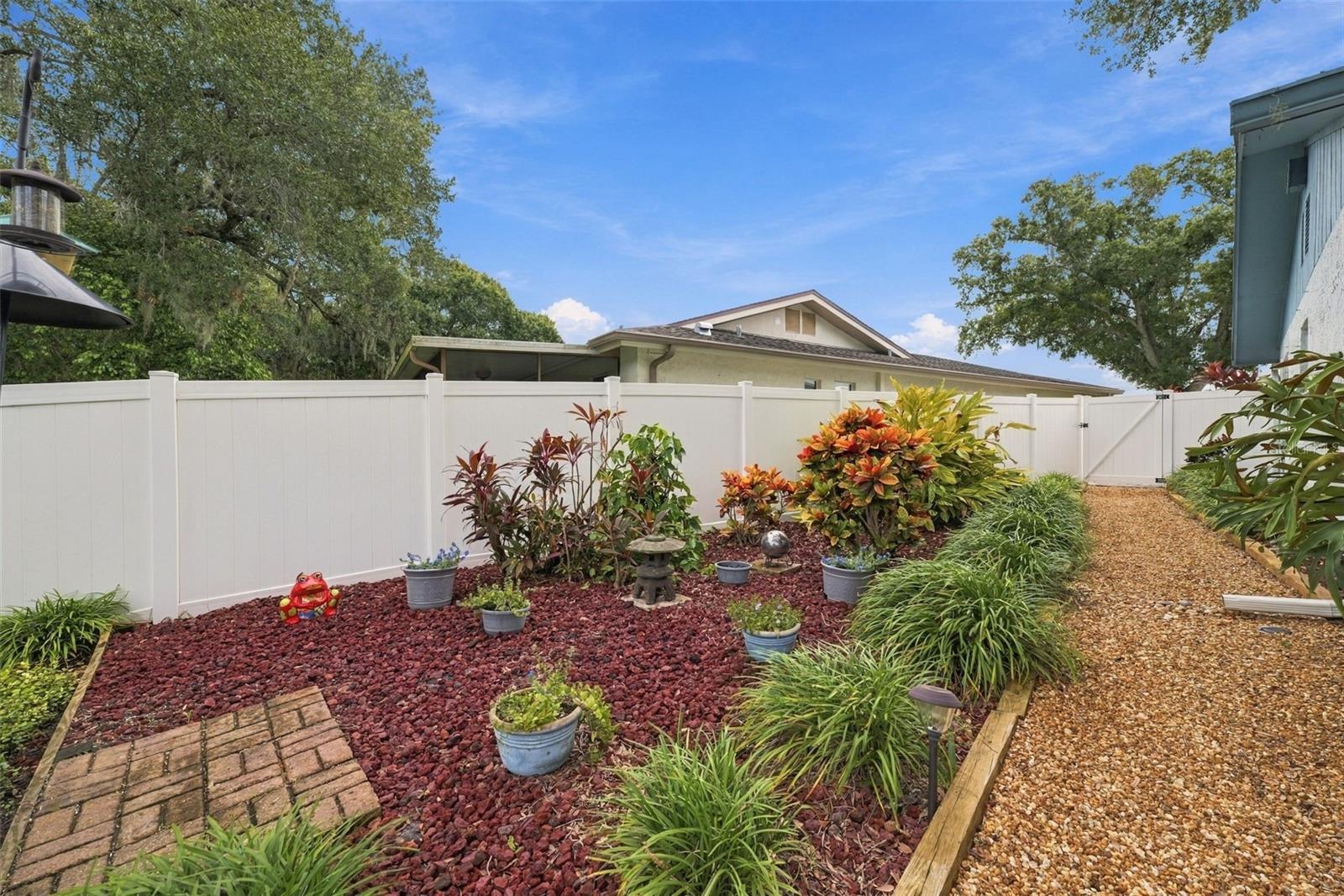 6841 CIRCLECREEK DR — photo 19