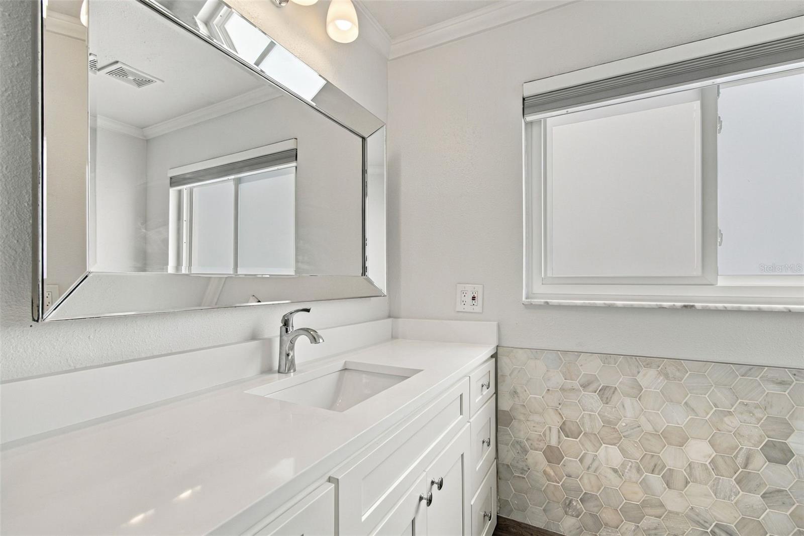 2078 NE MONTANA AVE NE — photo 45