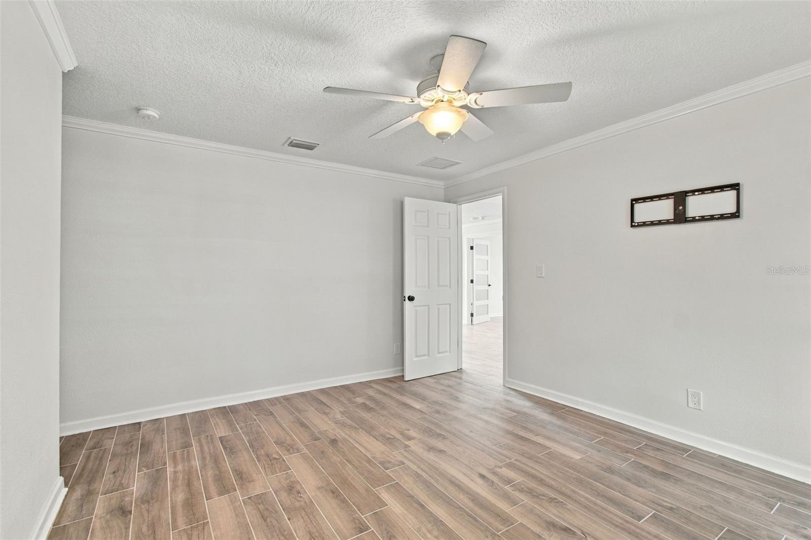 2078 NE MONTANA AVE NE — photo 35
