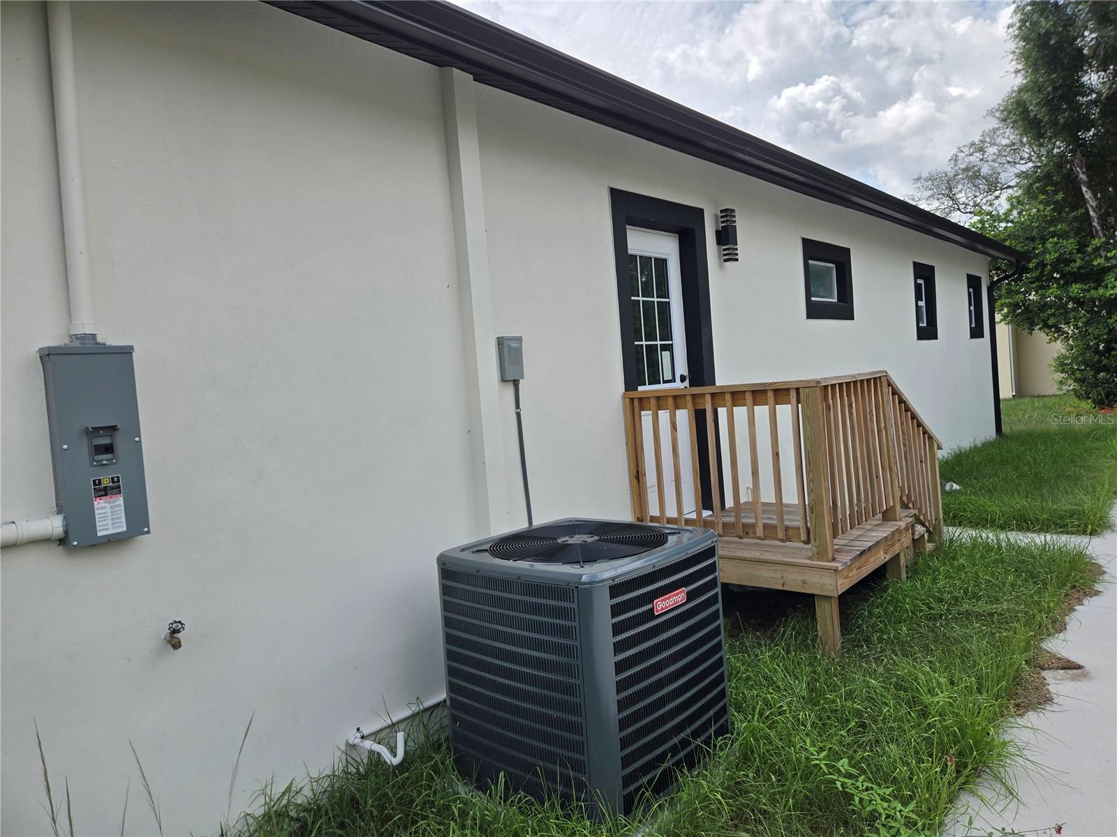 701 E LINEBAUGH AVE — photo 2