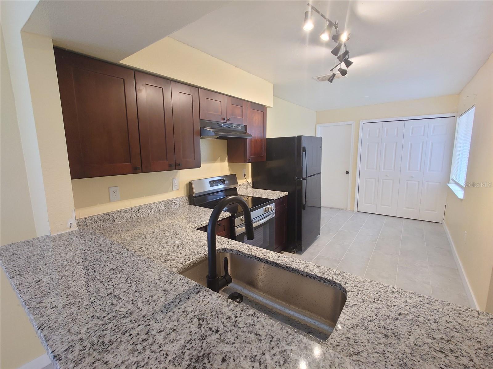 403 ABIGAIL RD — photo 4