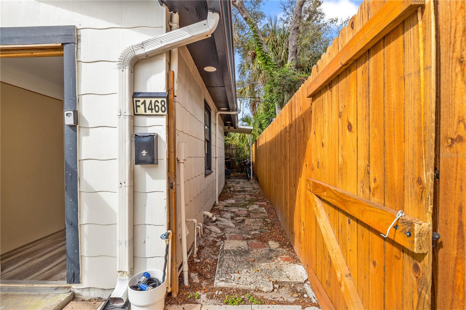 1468 DRUID RD E — photo 34