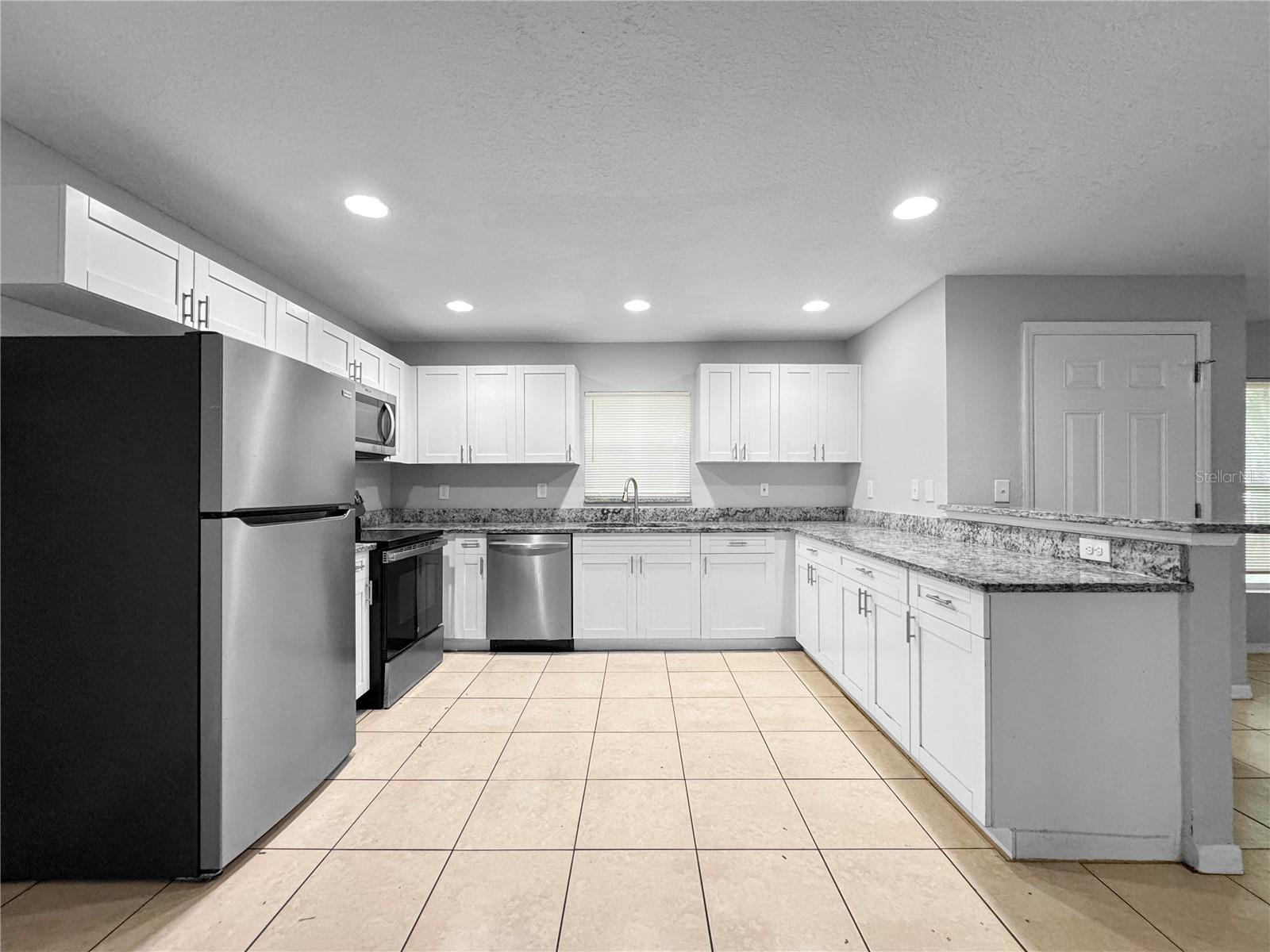 2213 E EMMA ST — photo 3