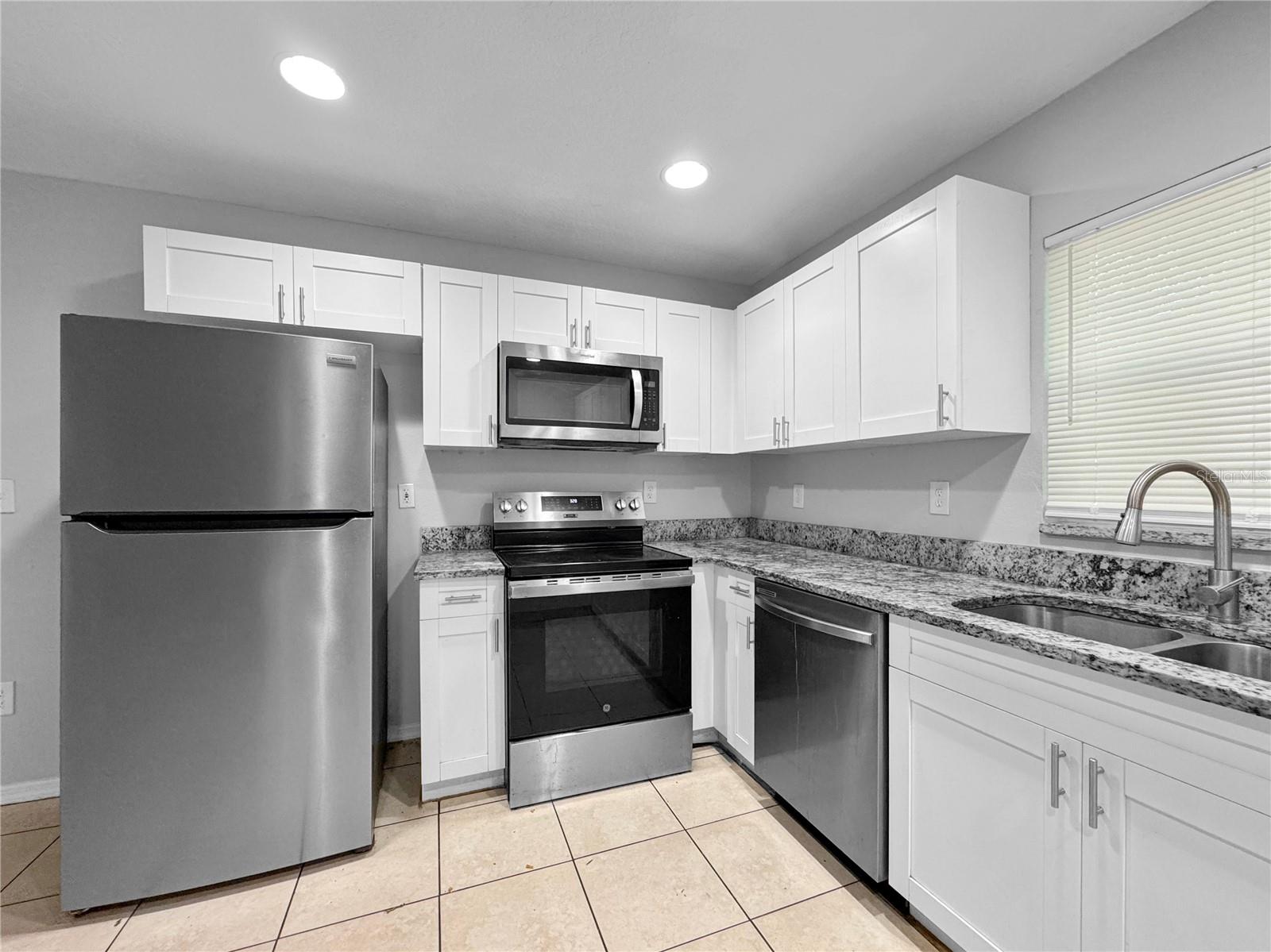 2213 E EMMA ST — photo 4