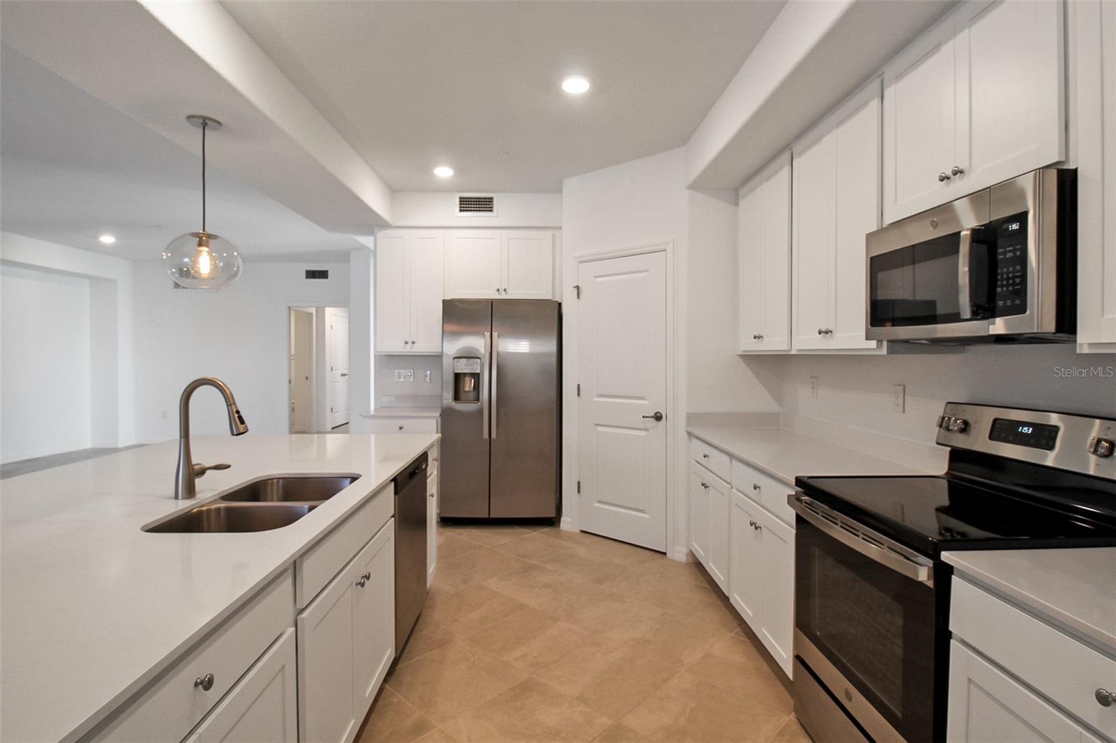 5703 N HONORE AVE #511 — photo 10