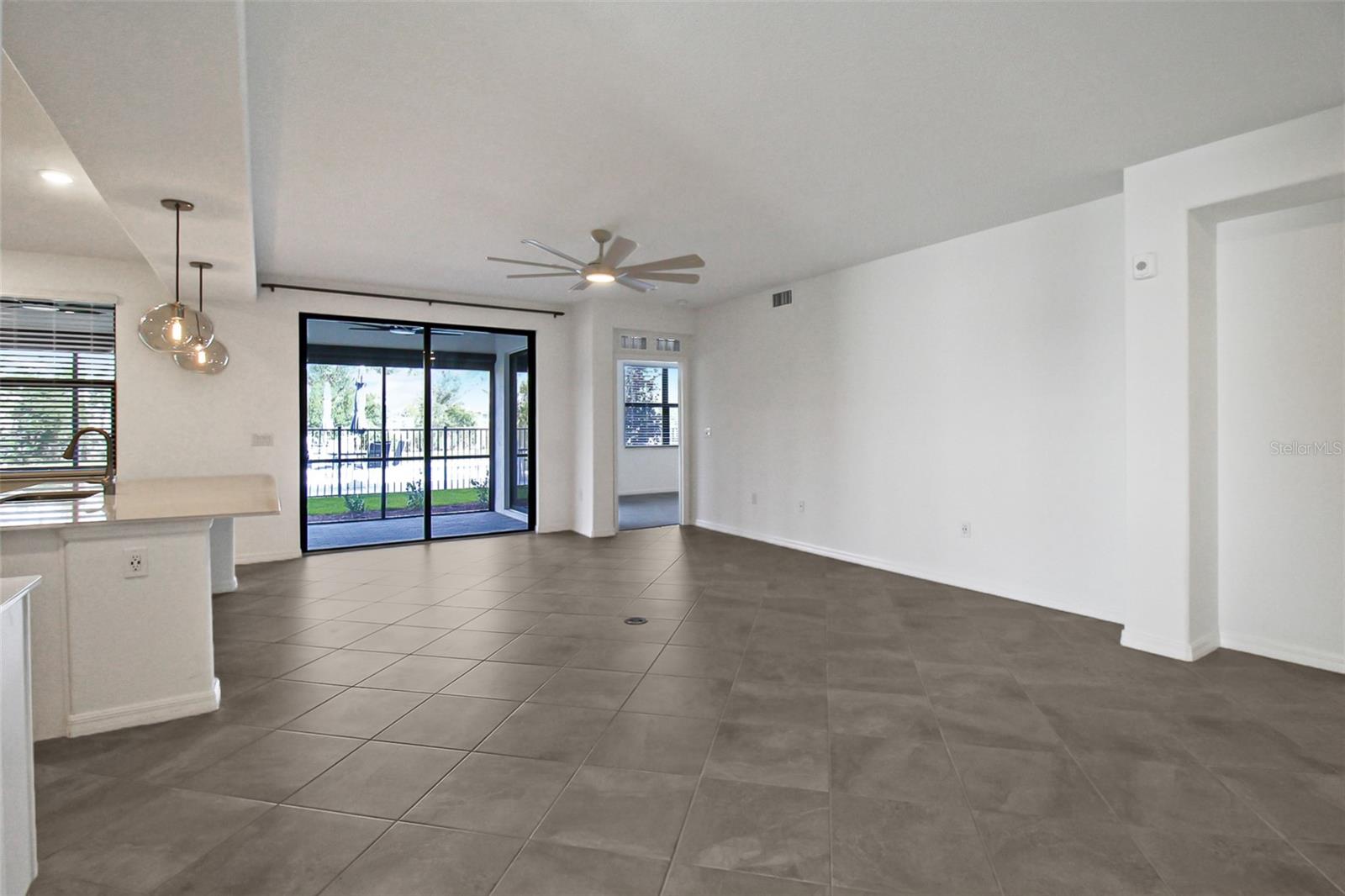 5703 N HONORE AVE #511 — photo 4