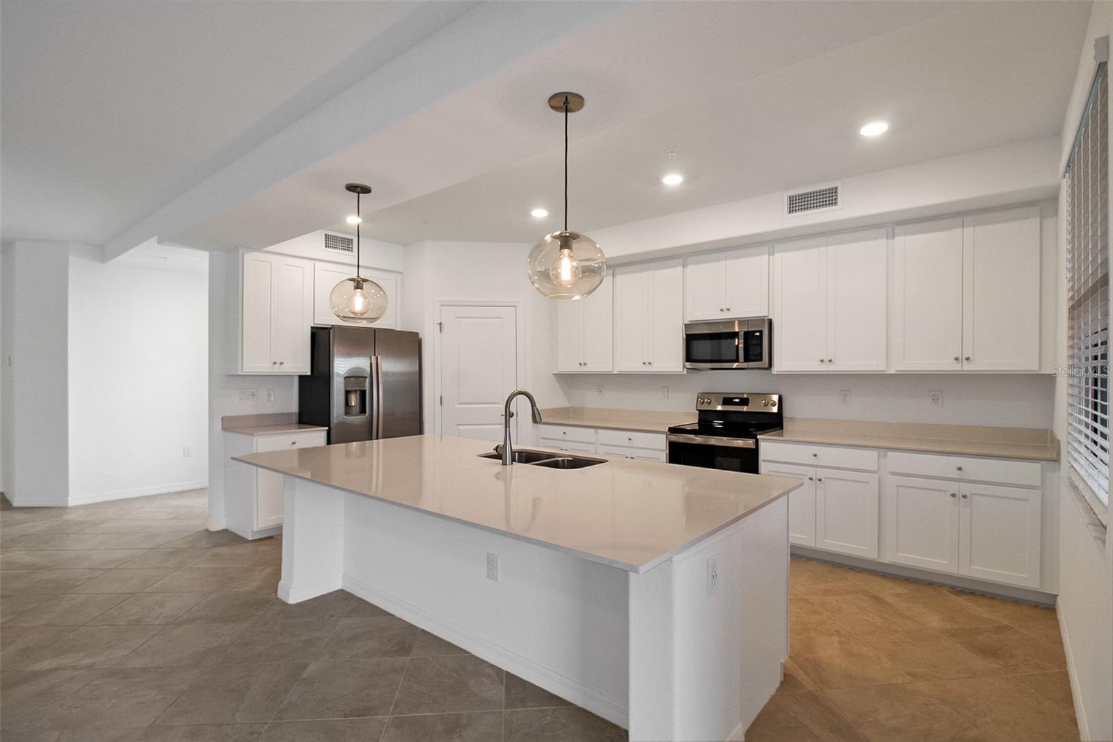 5703 N HONORE AVE #511 — photo 8