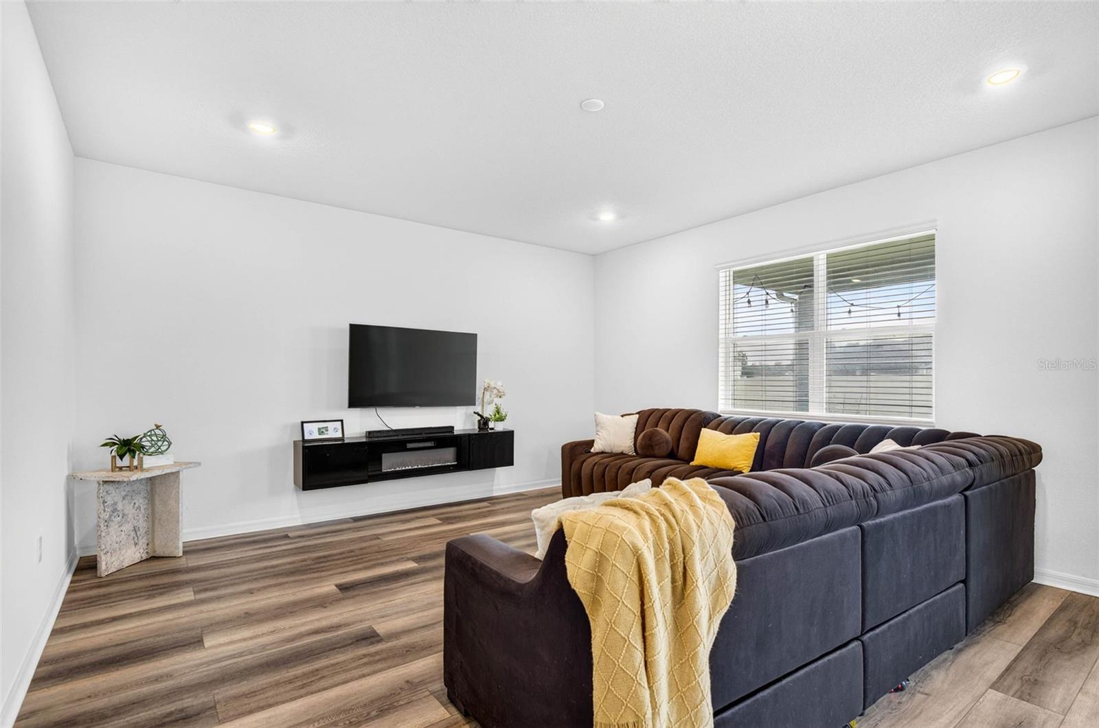 6384 BURNING OPAL BND — photo 11