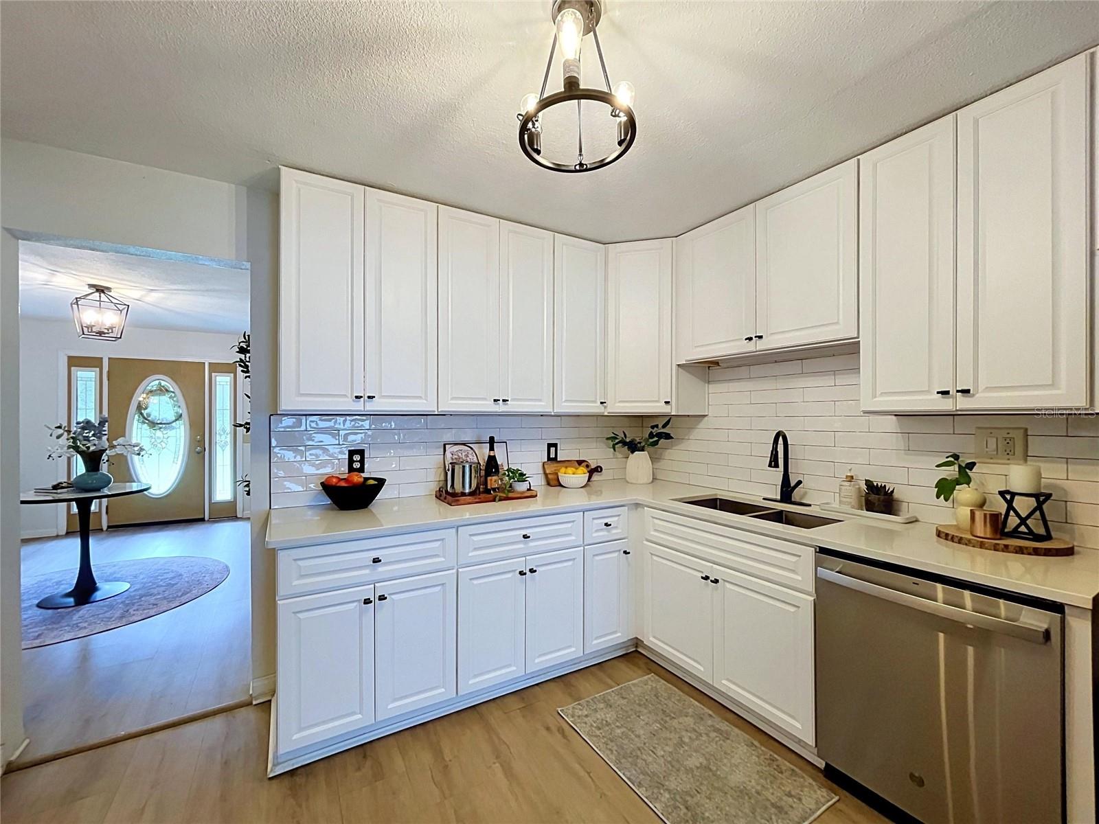 611 W HENRY AVE — photo 36