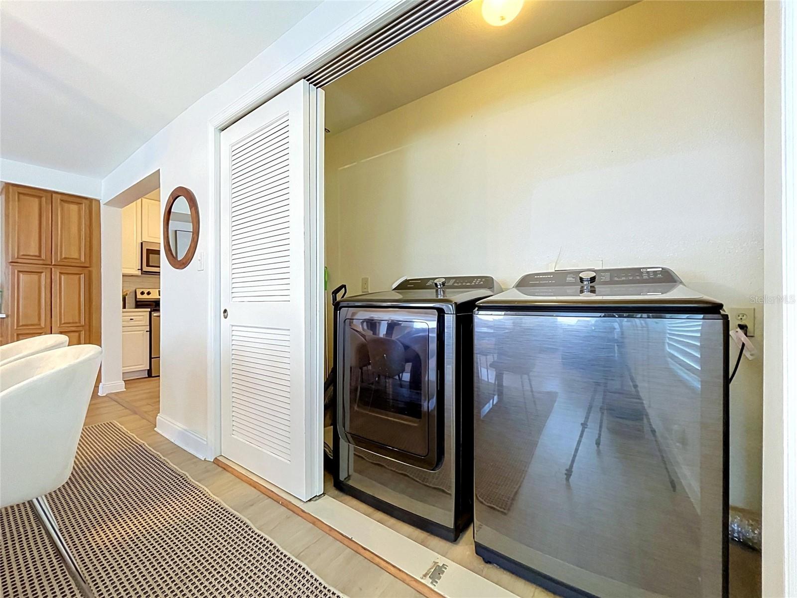 611 W HENRY AVE — photo 39
