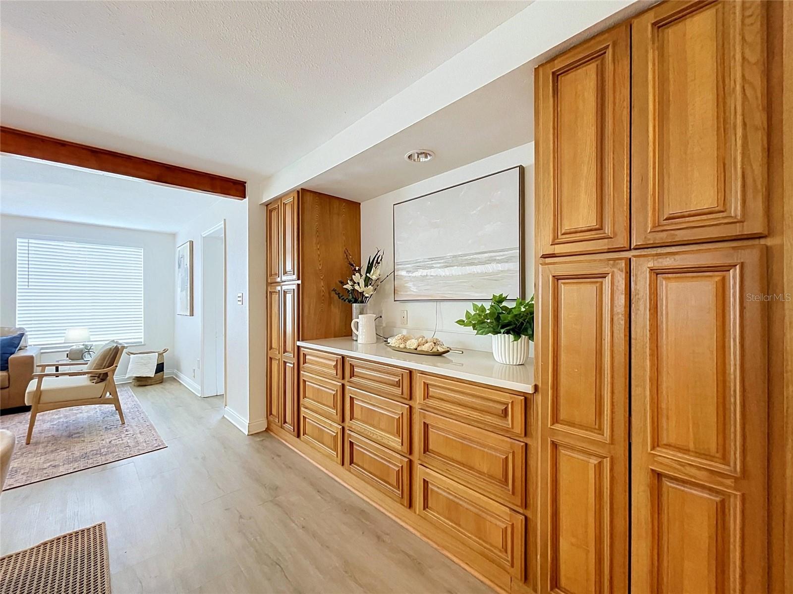 611 W HENRY AVE — photo 32