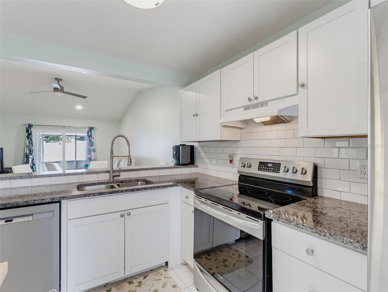 345 PLYMOUTH ST — photo 9