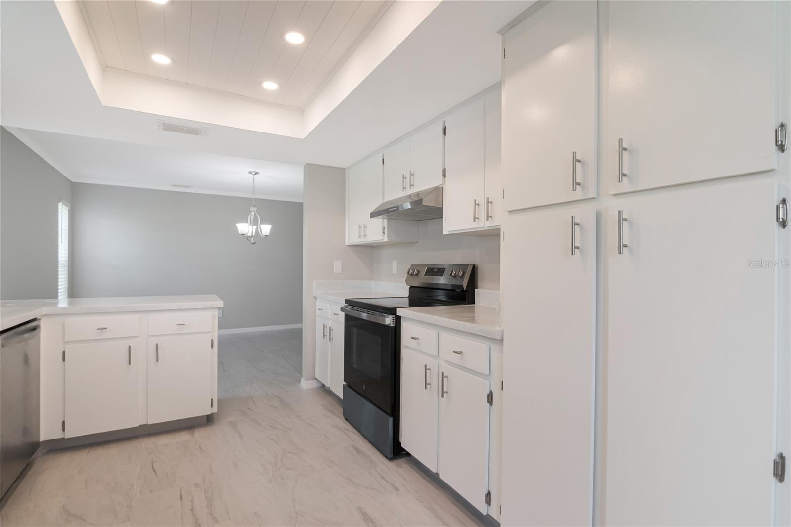 2630 LANCASTER DR — photo 18