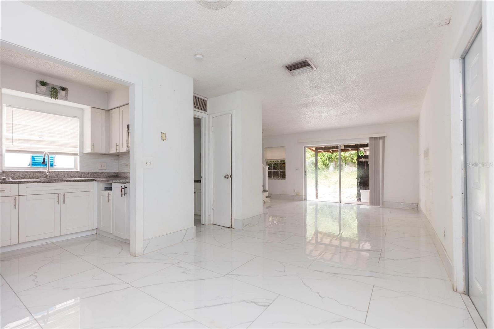 1718 E MULBERRY DR — photo 4