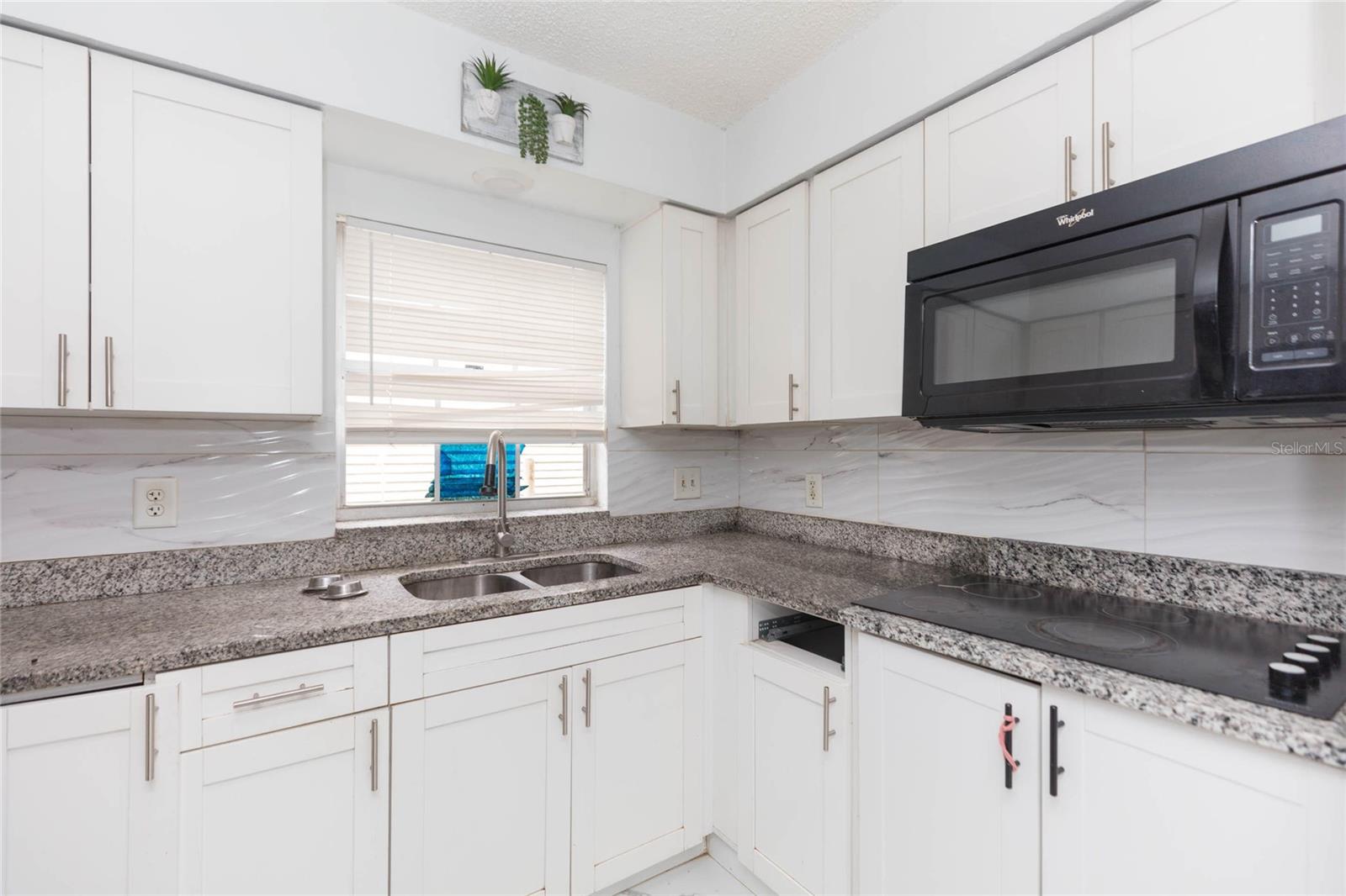 1718 E MULBERRY DR — photo 7