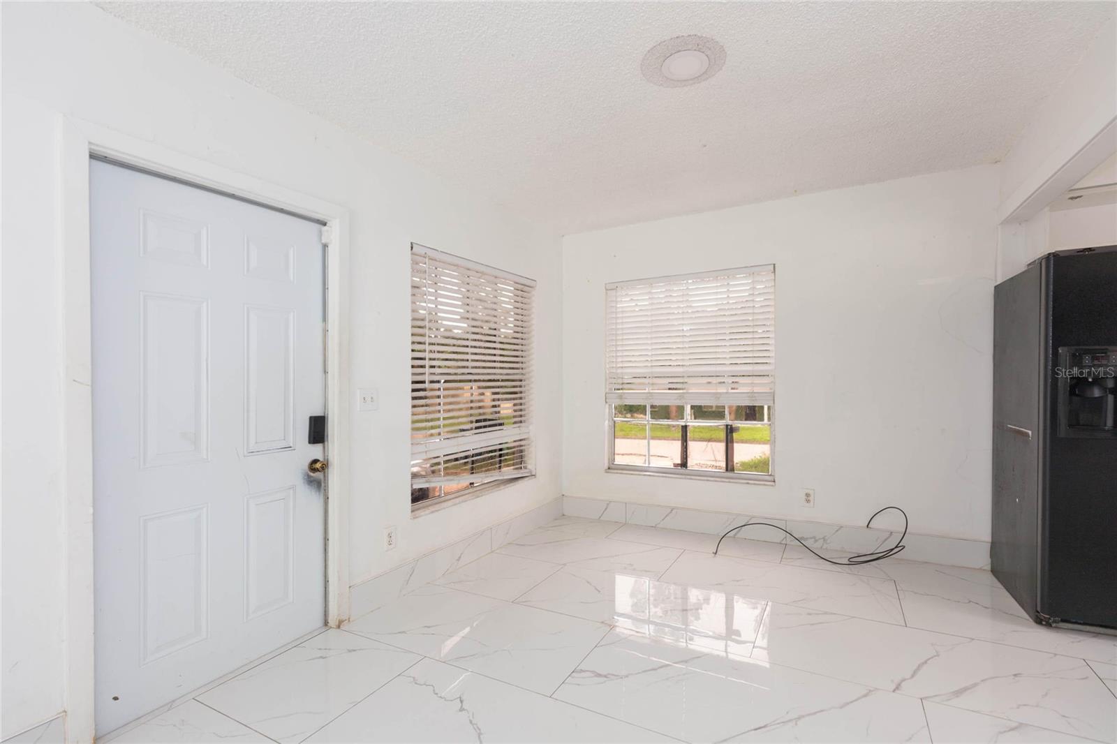 1718 E MULBERRY DR — photo 6