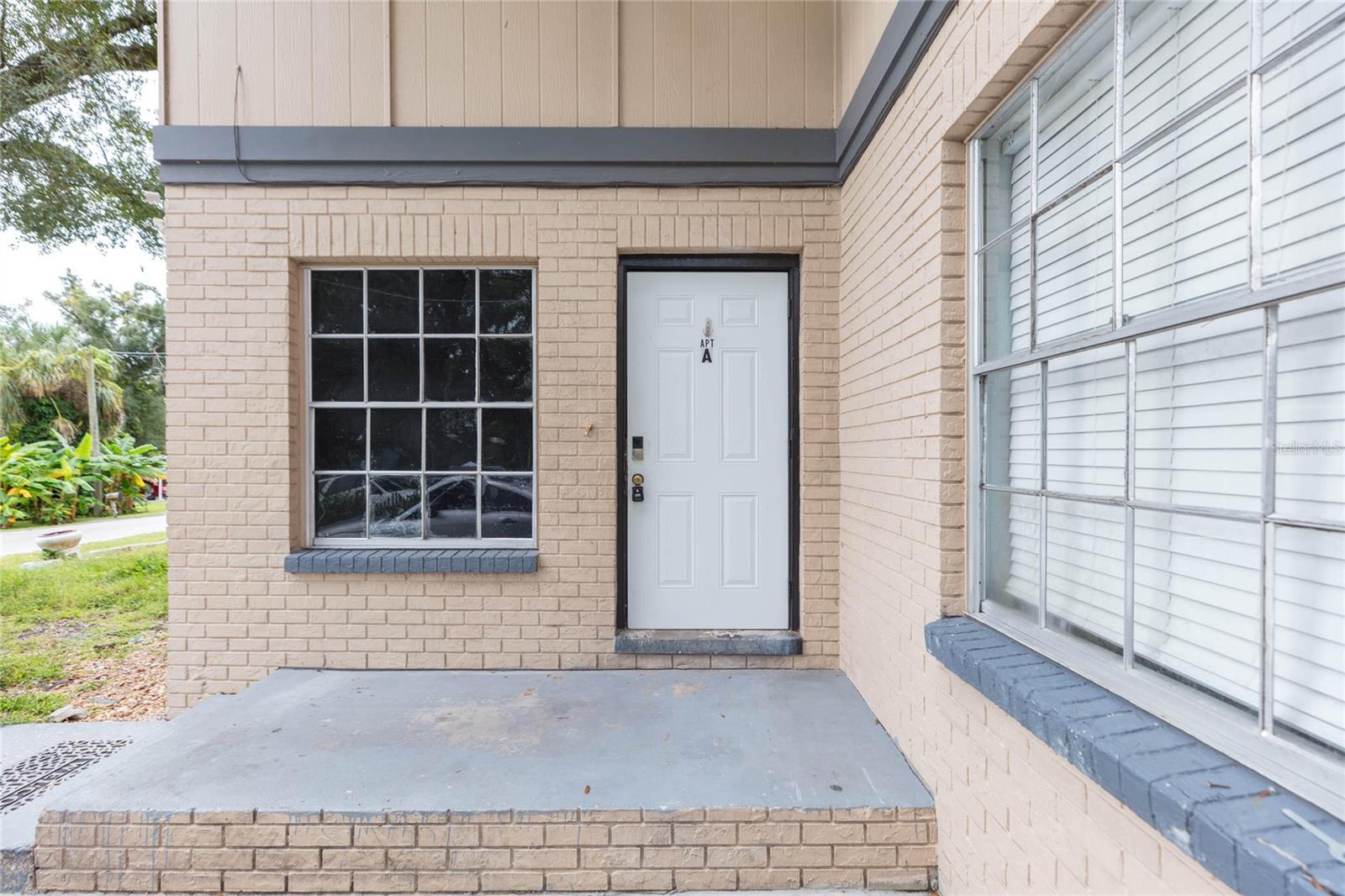 1718 E MULBERRY DR — photo 3
