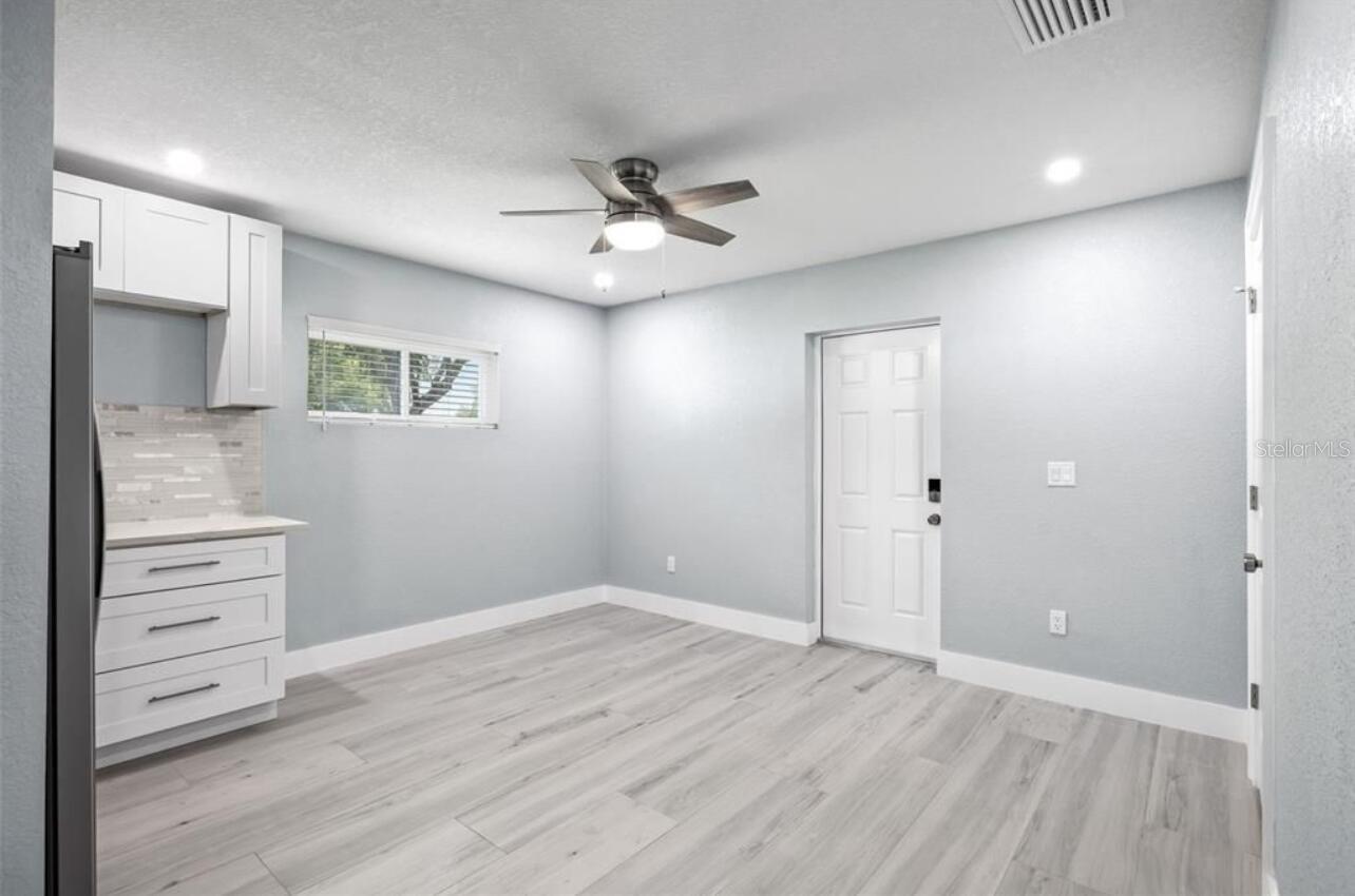 817 W BOUGAINVILLEA AVE — photo 2