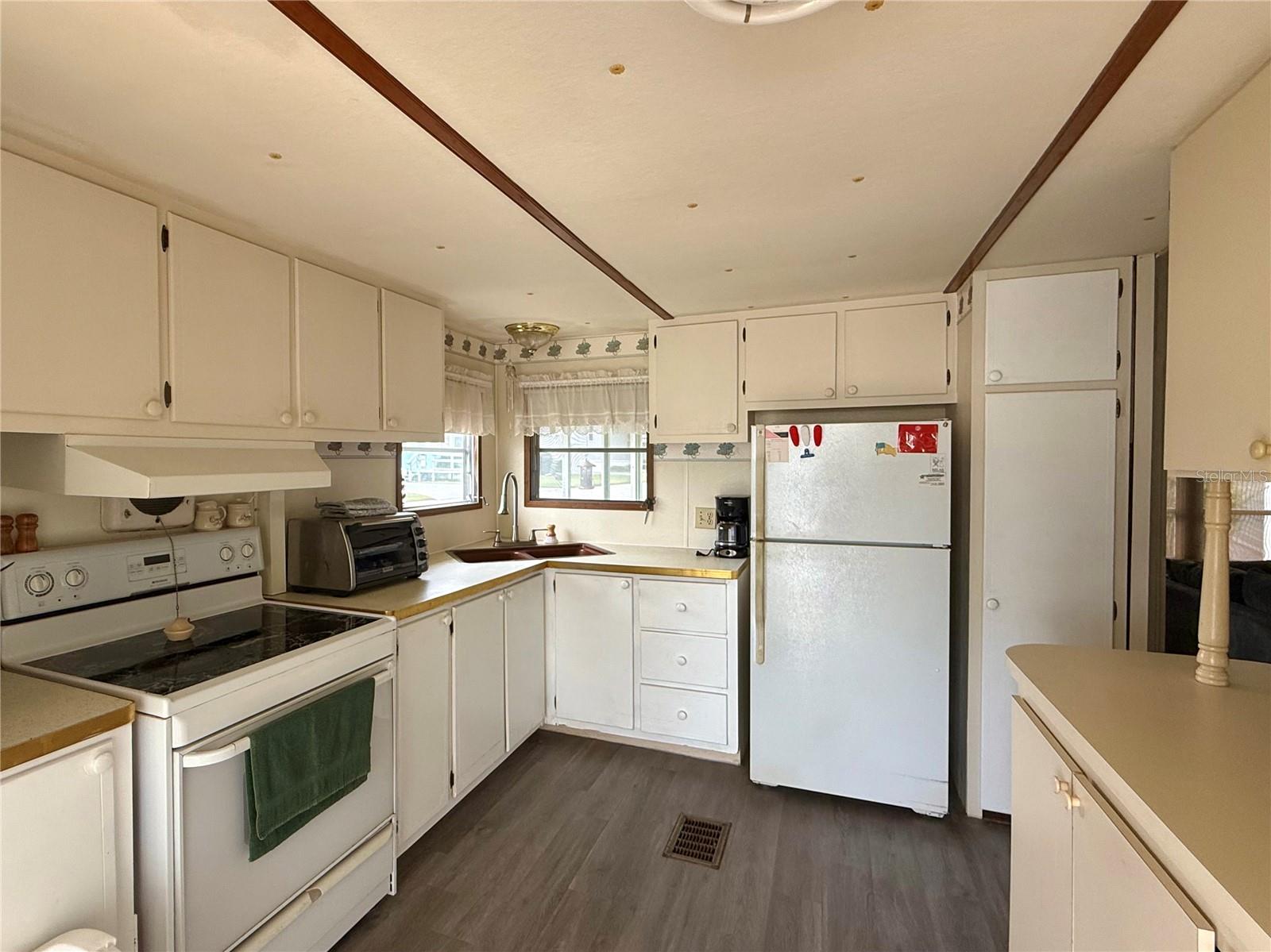 6035 RIDGEWOOD DR — photo 2