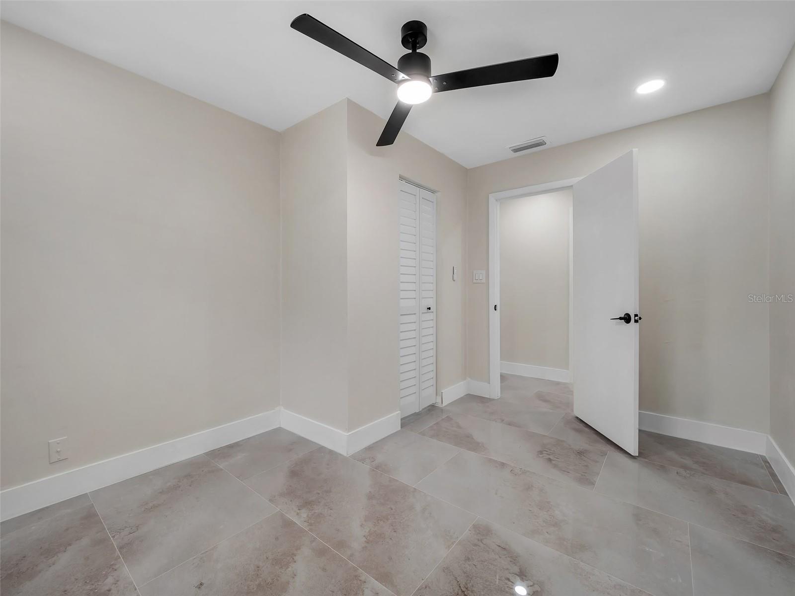 6801 N CLEARVIEW AVE — photo 13