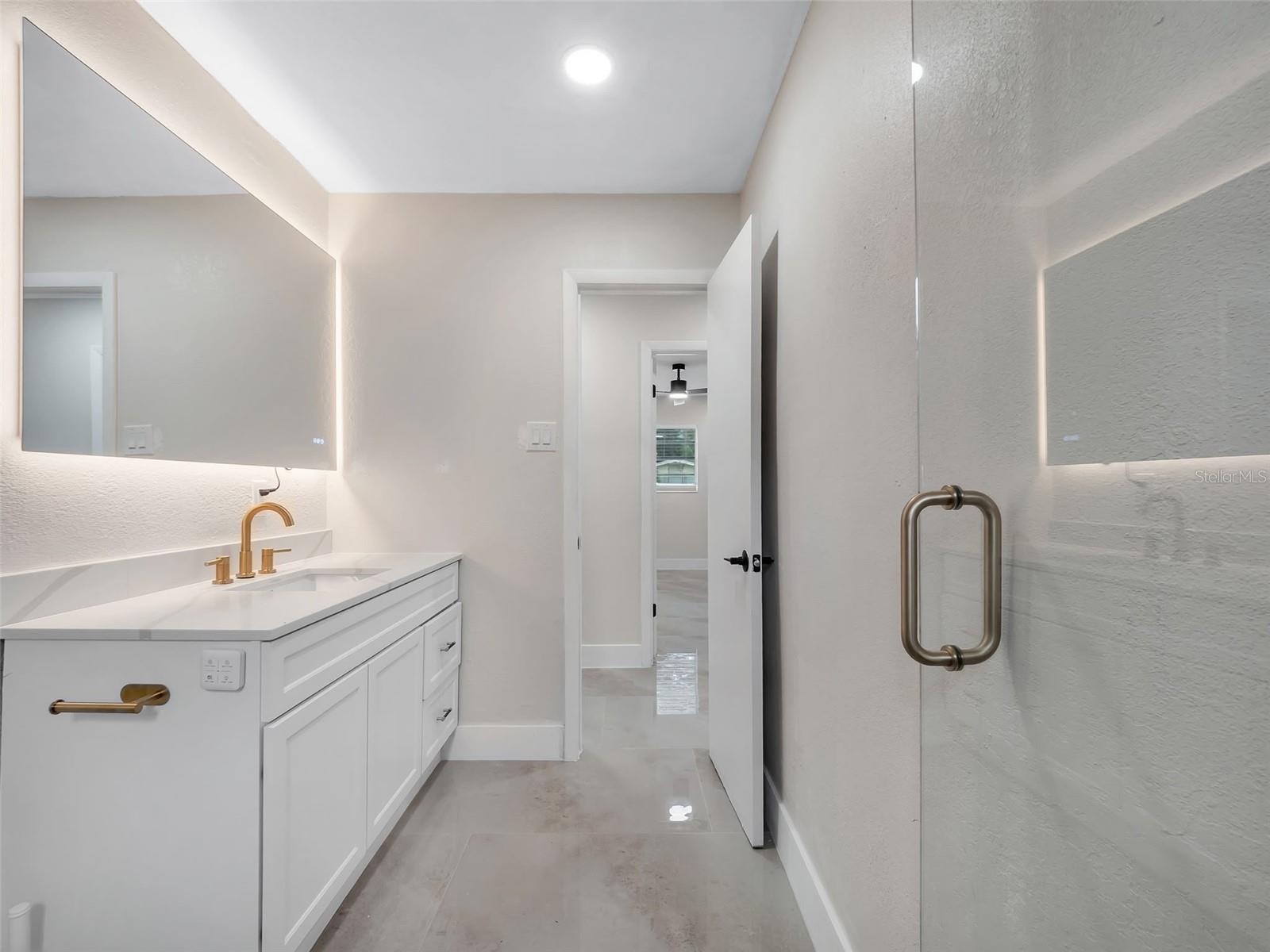 6801 N CLEARVIEW AVE — photo 17
