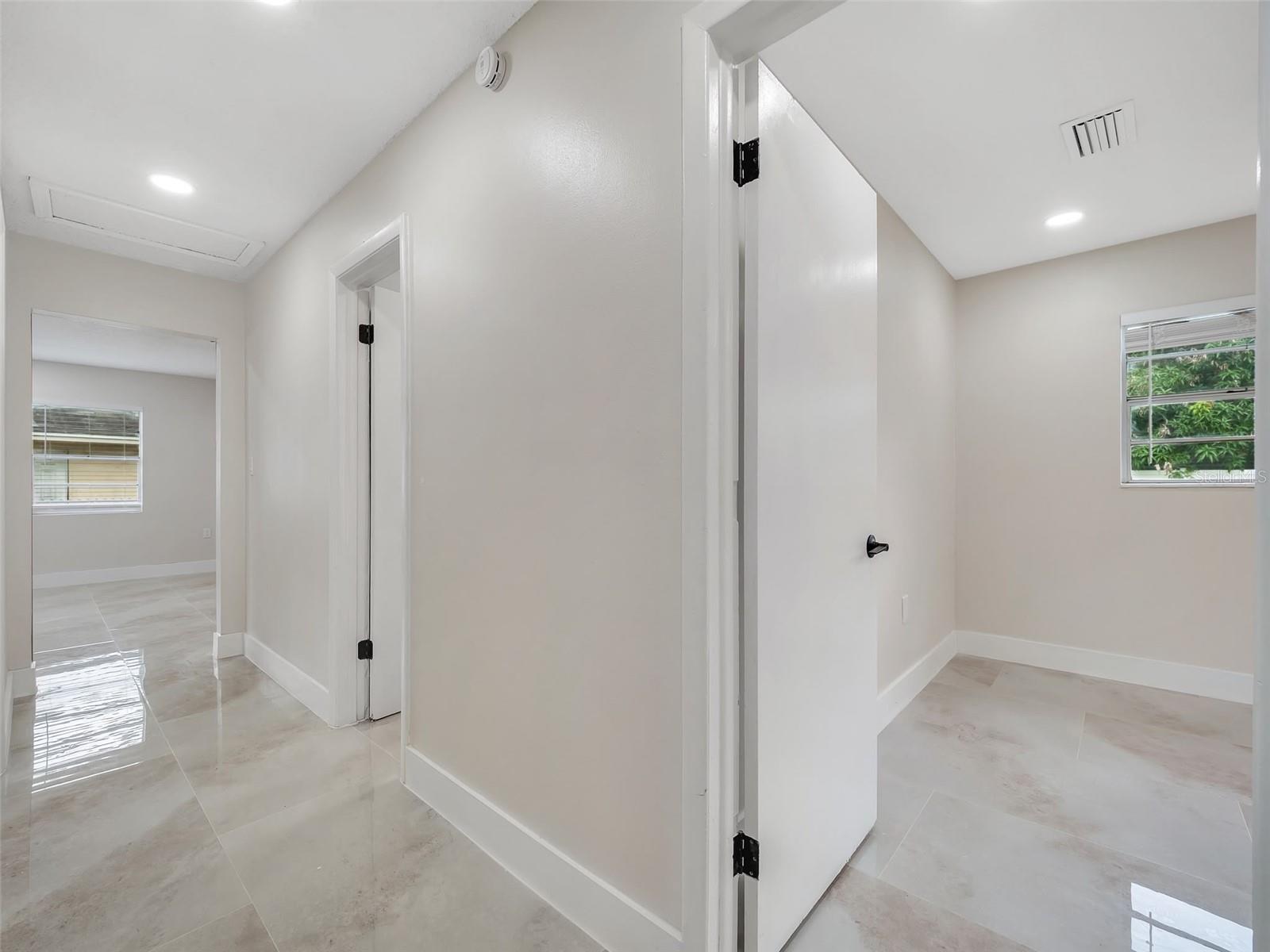 6801 N CLEARVIEW AVE — photo 14