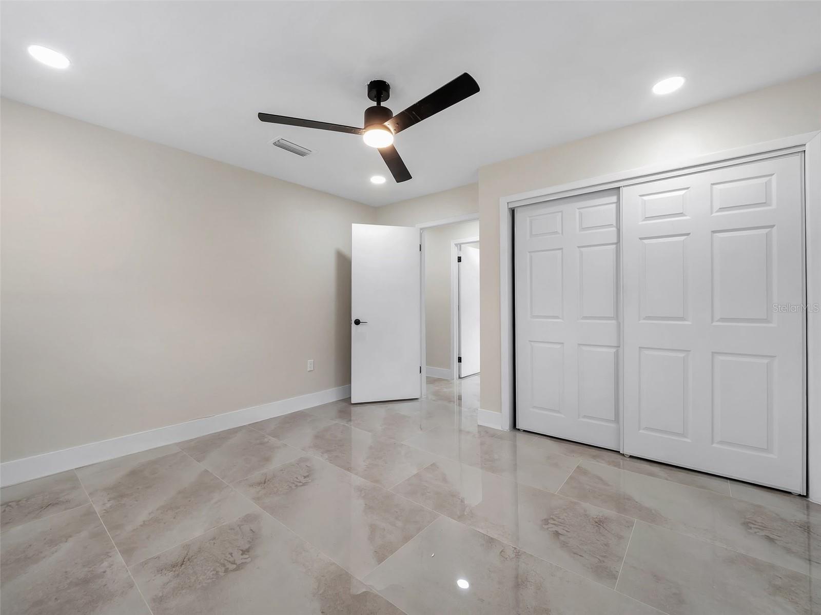 6801 N CLEARVIEW AVE — photo 11