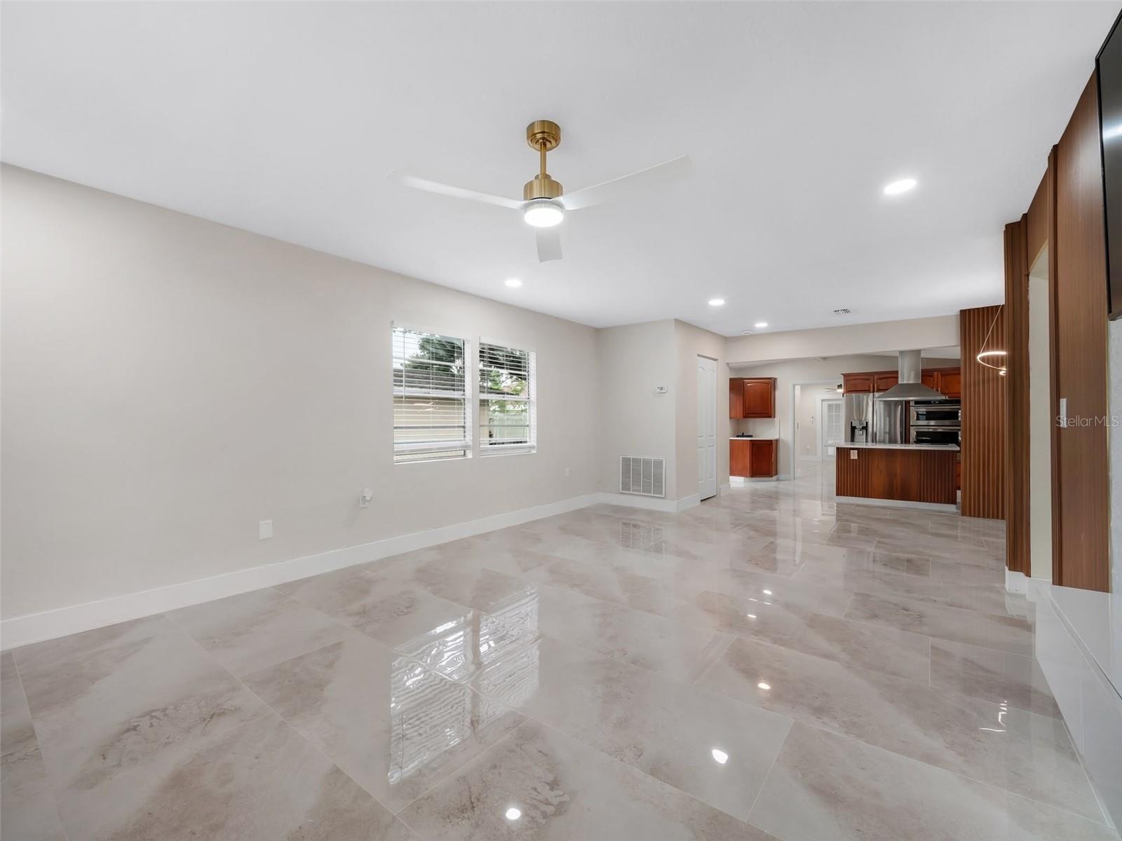 6801 N CLEARVIEW AVE — photo 5