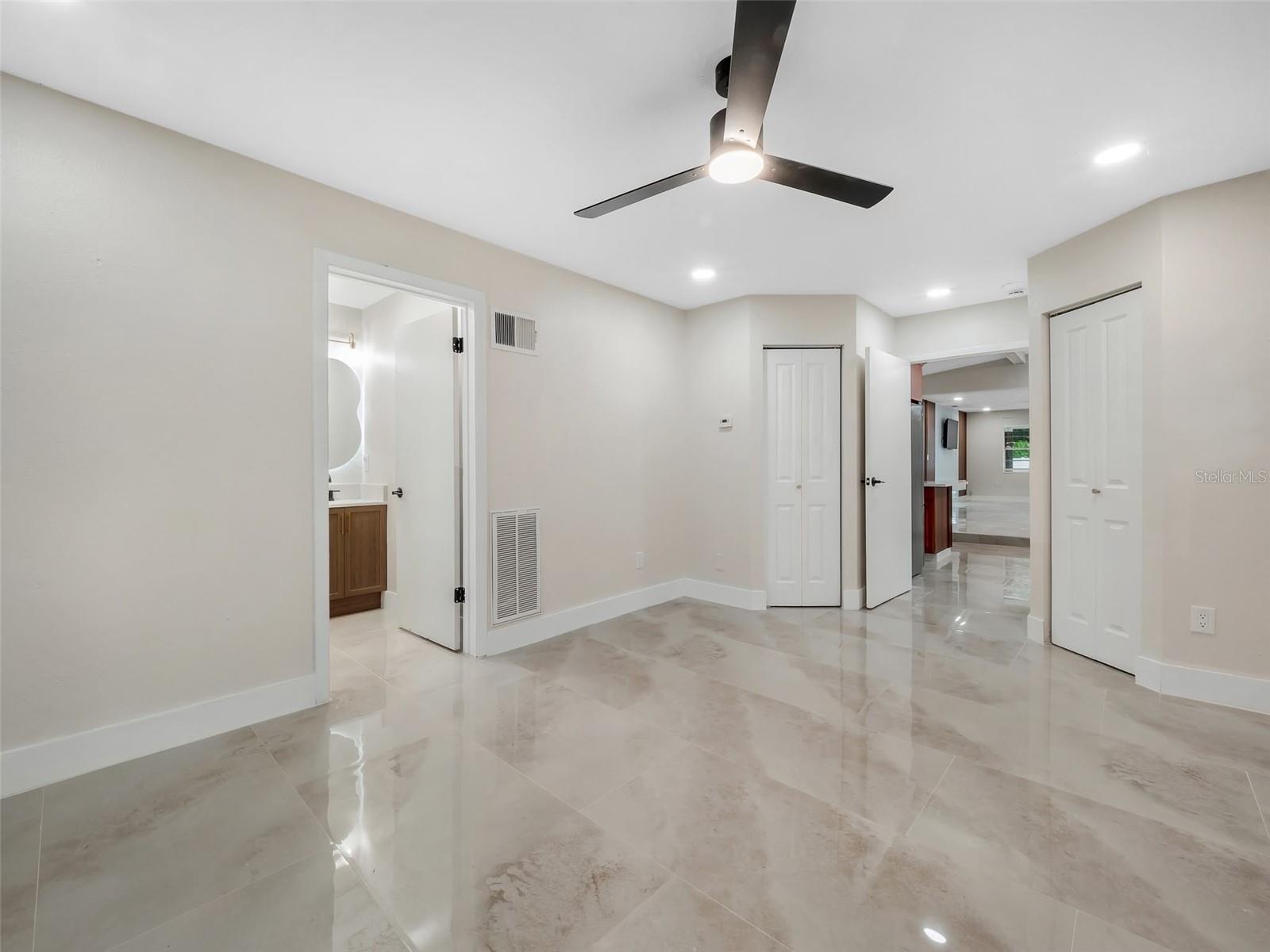 6801 N CLEARVIEW AVE — photo 20