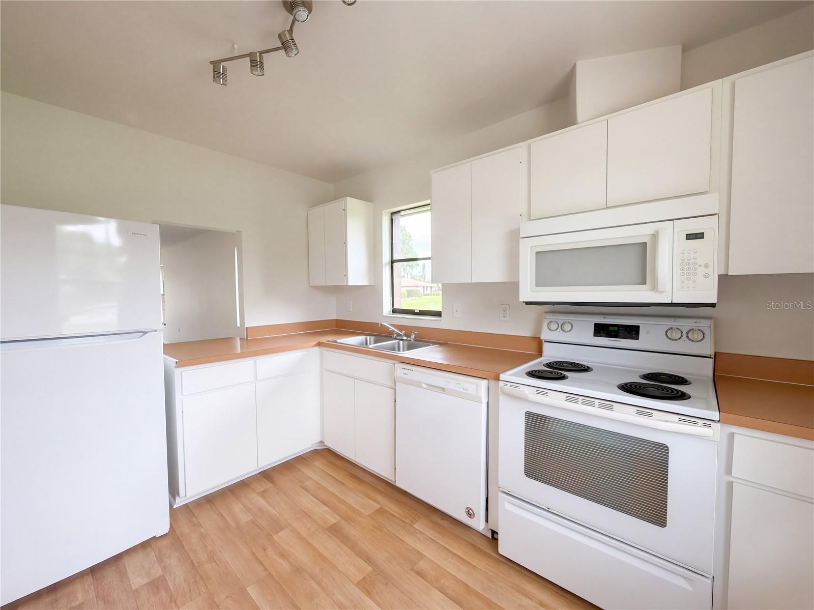 6410 HERITAGE LN — photo 3