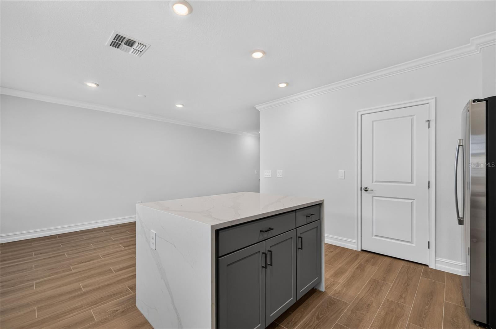 1439 WEST CHESTNUT ST — photo 17