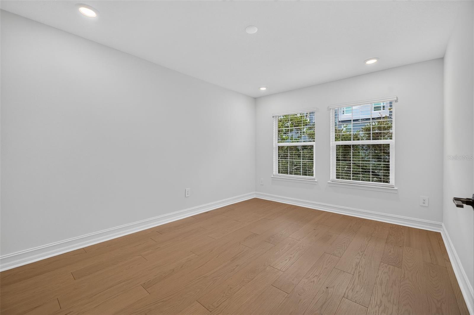 1439 WEST CHESTNUT ST — photo 26