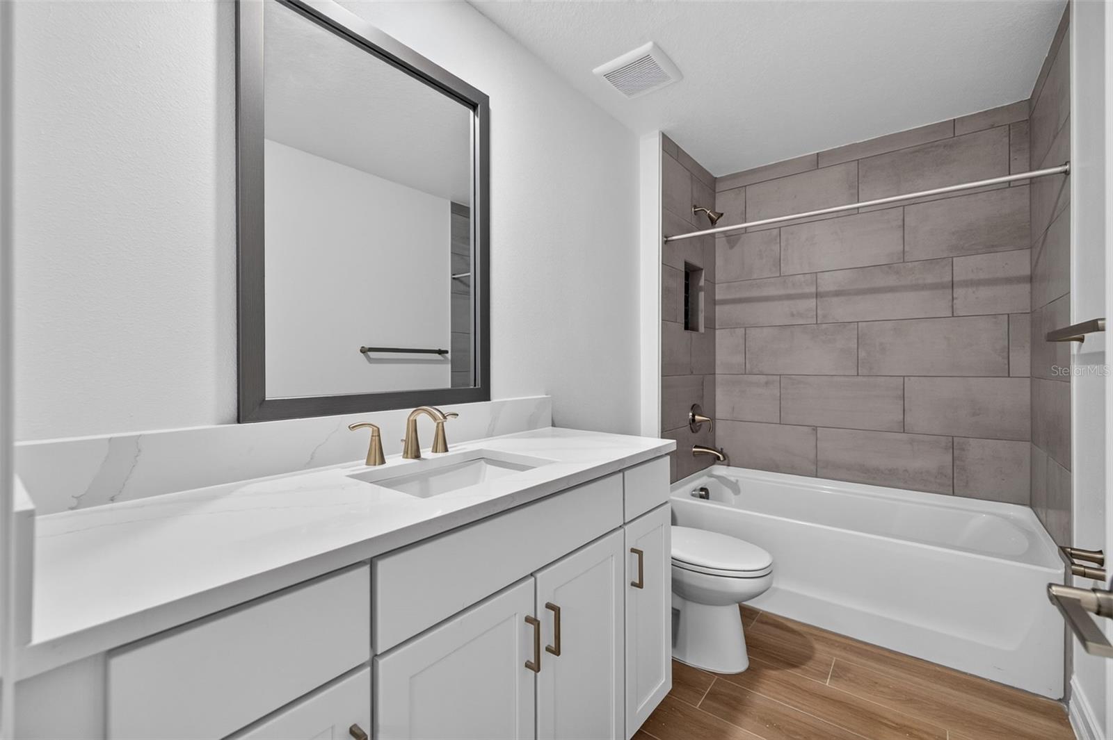 1439 WEST CHESTNUT ST — photo 25