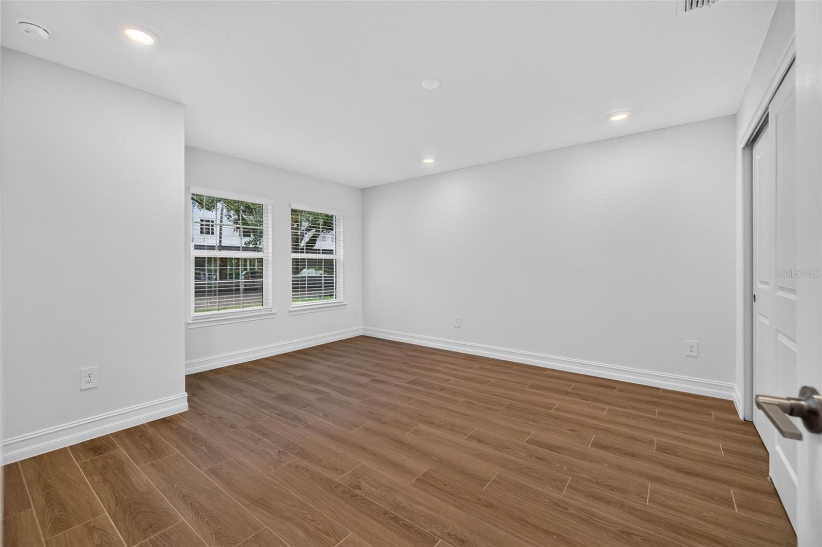 1439 WEST CHESTNUT ST — photo 3