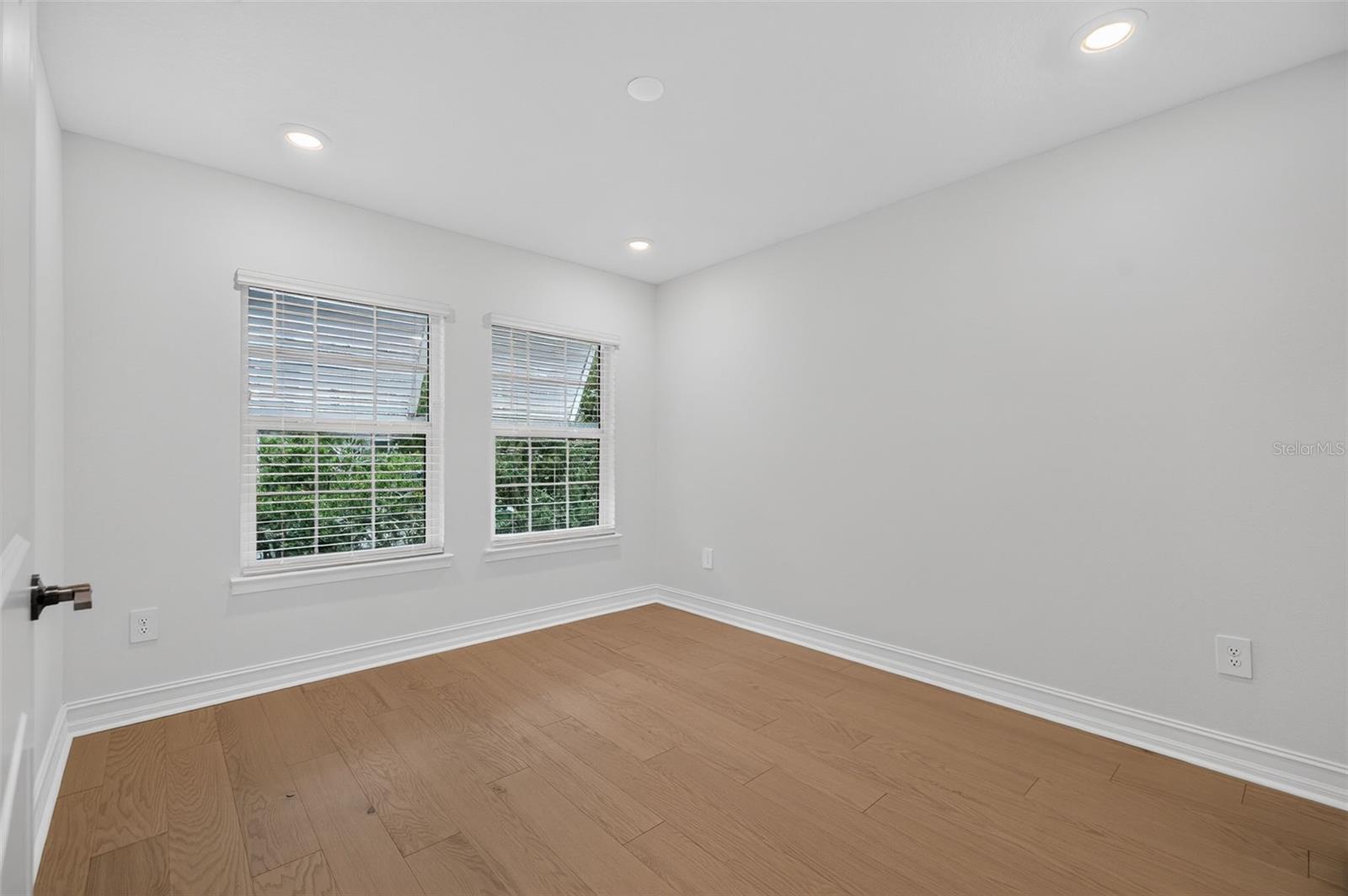 1439 WEST CHESTNUT ST — photo 24