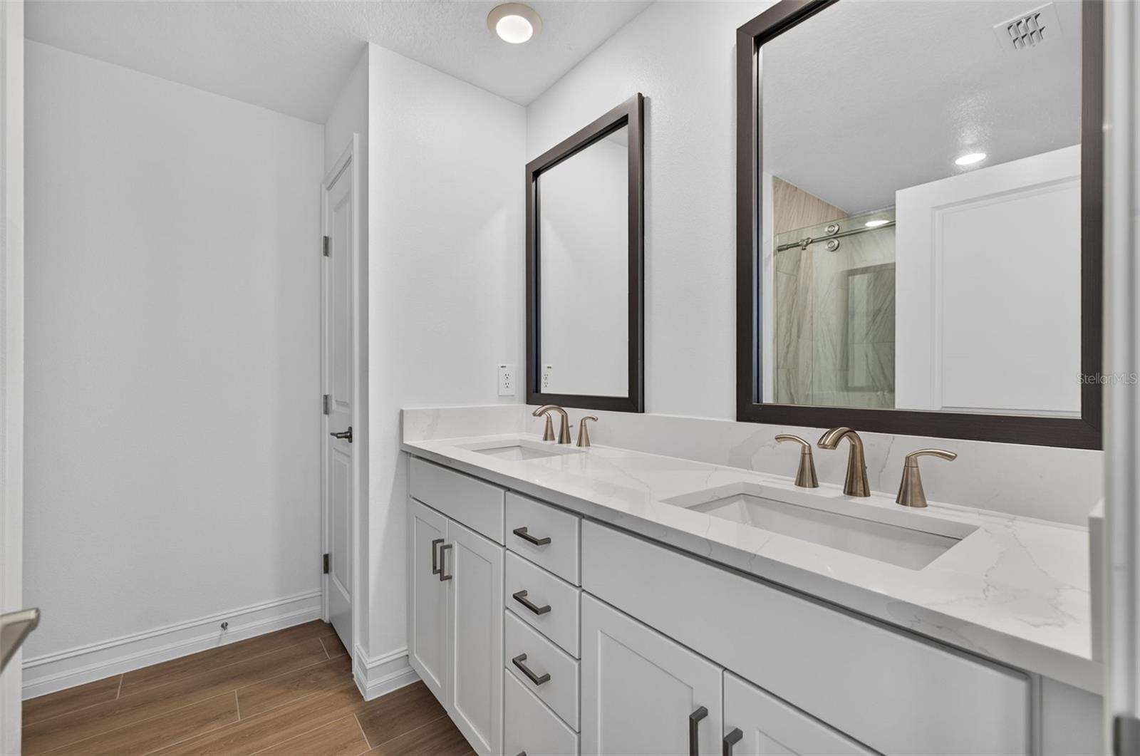 1439 WEST CHESTNUT ST — photo 21