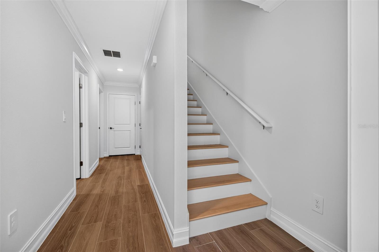 1439 WEST CHESTNUT ST — photo 2