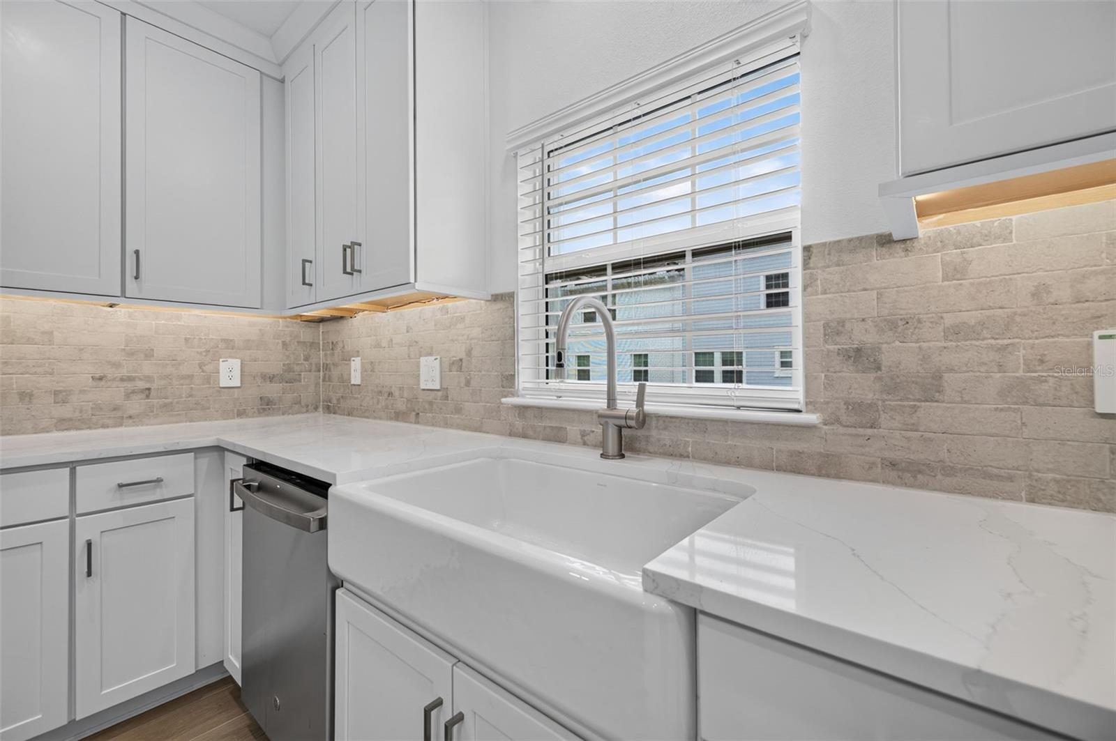 1439 WEST CHESTNUT ST — photo 15