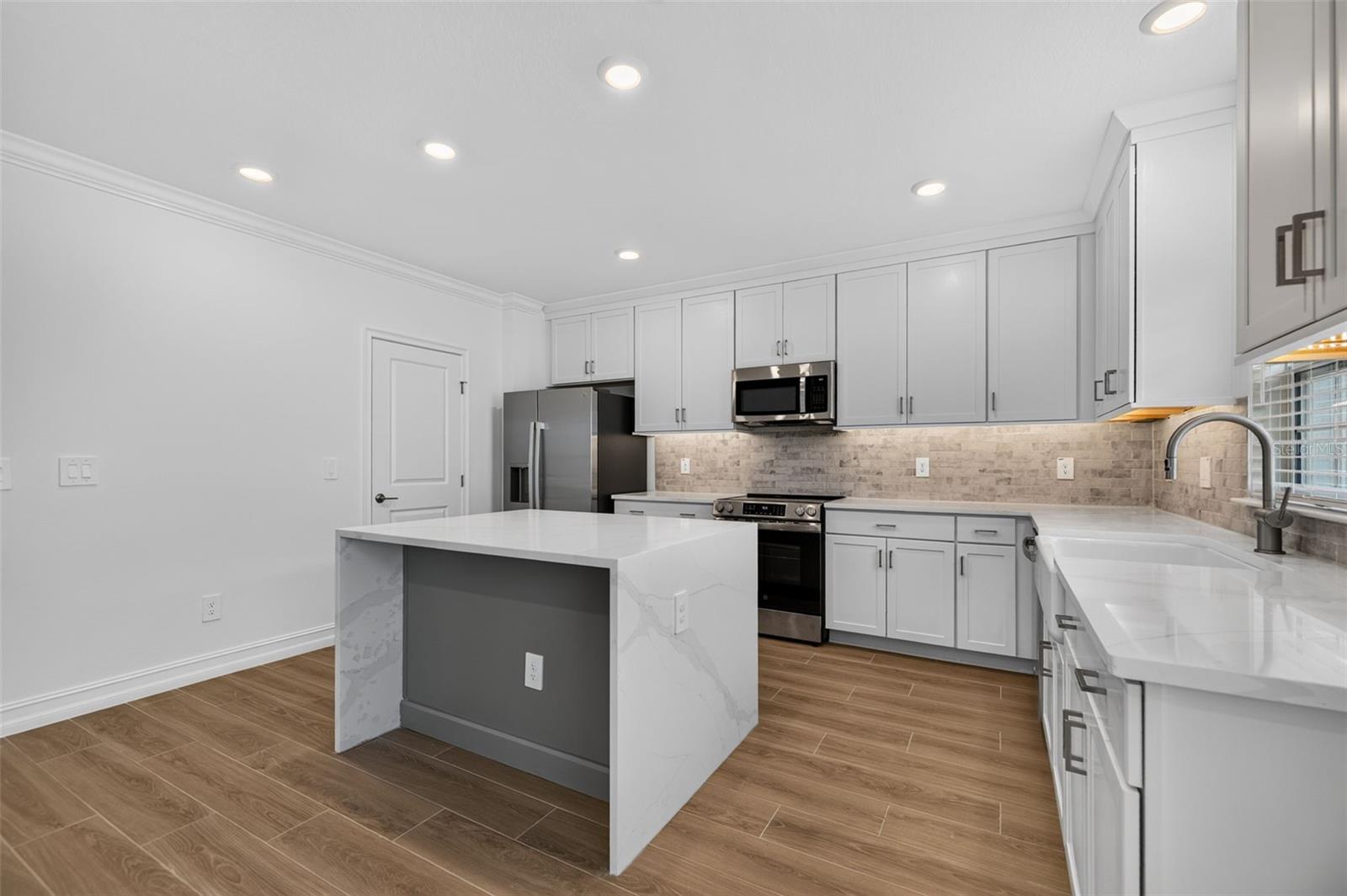 1439 WEST CHESTNUT ST — photo 14