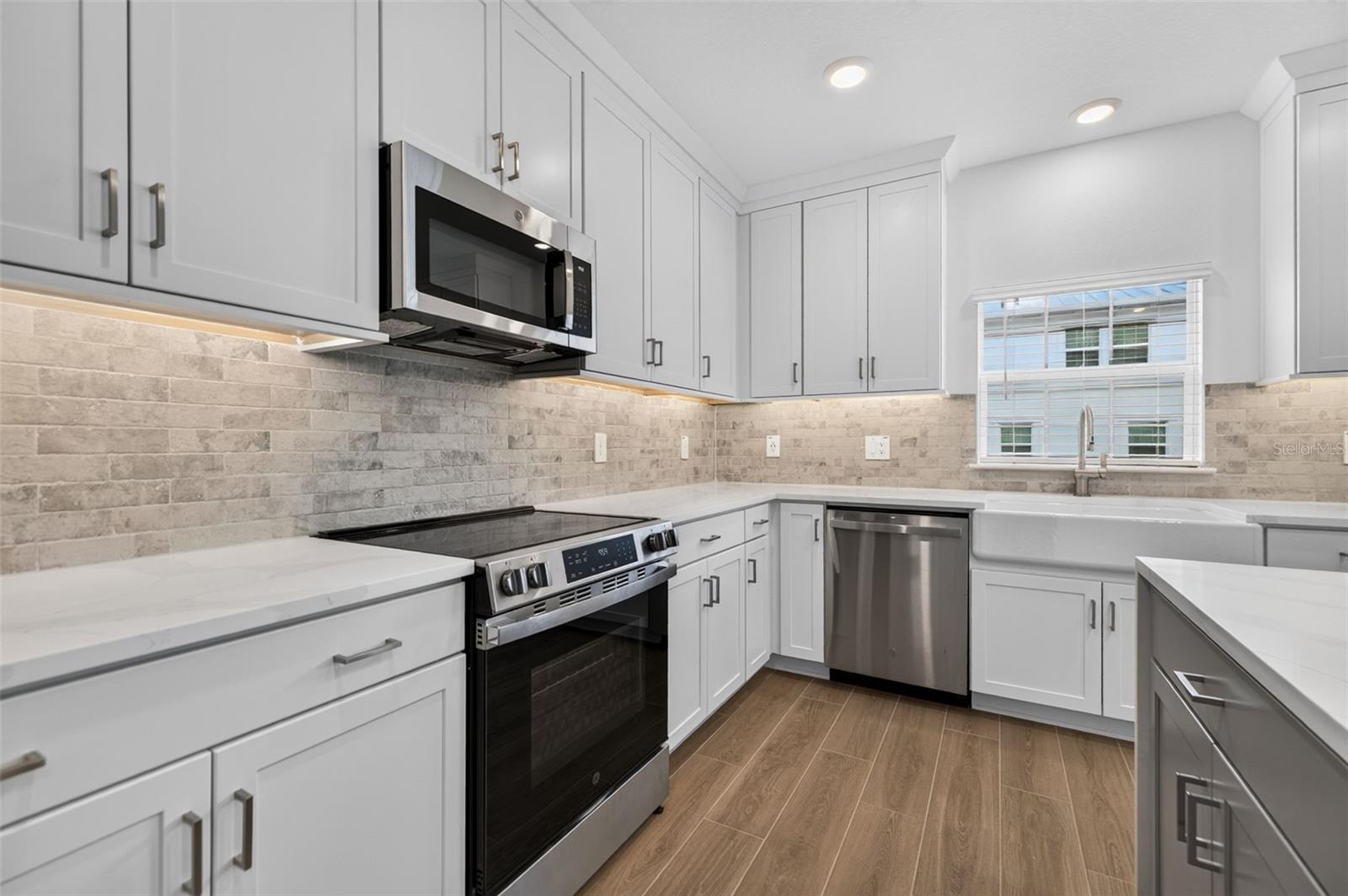 1439 WEST CHESTNUT ST — photo 16
