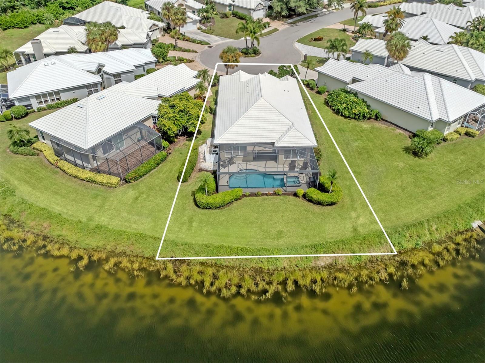 565 FALLBROOK DR — photo 32