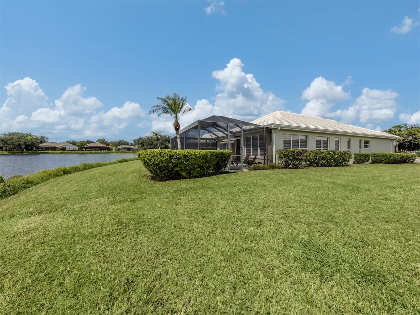 565 FALLBROOK DR — photo 40