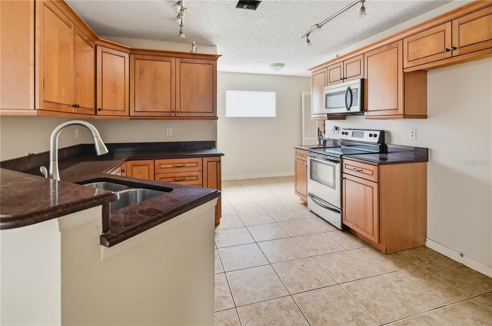 4205 SAINT CLAIR DR — photo 6