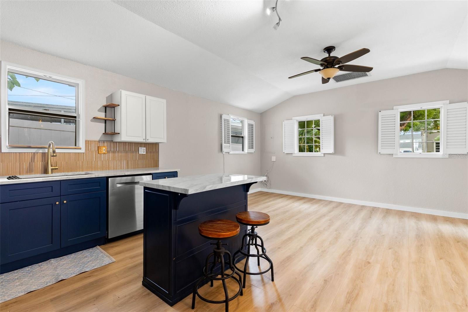 123 N SAFFORD AVE — photo 25