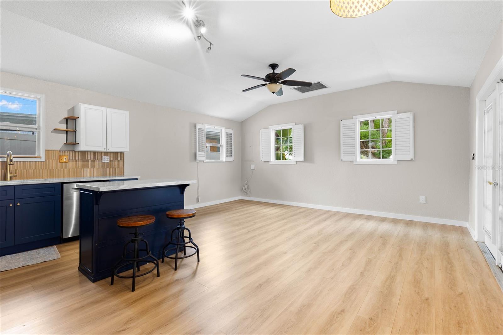 123 N SAFFORD AVE — photo 24