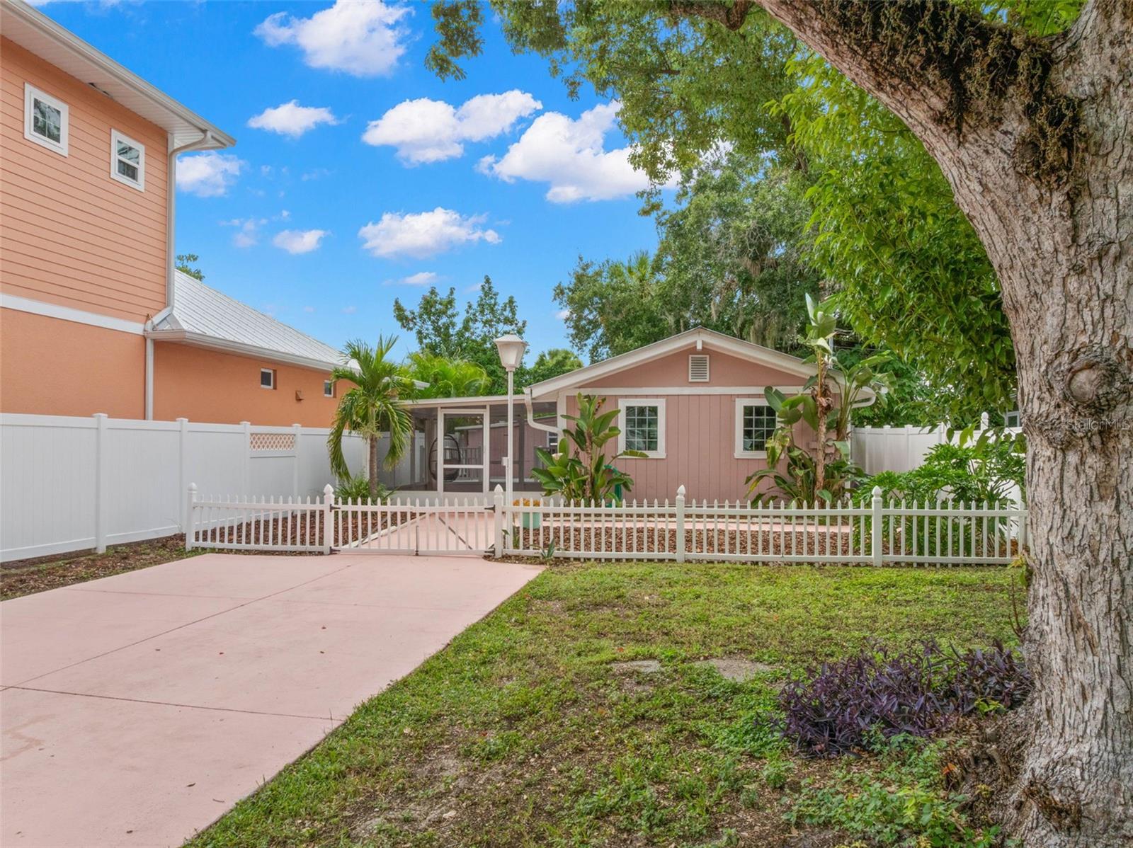 123 N SAFFORD AVE — photo 37