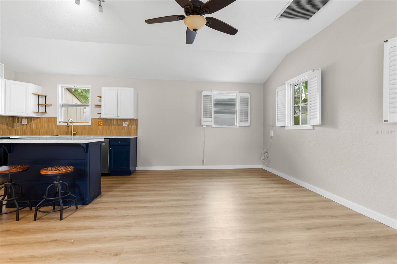 123 N SAFFORD AVE — photo 22
