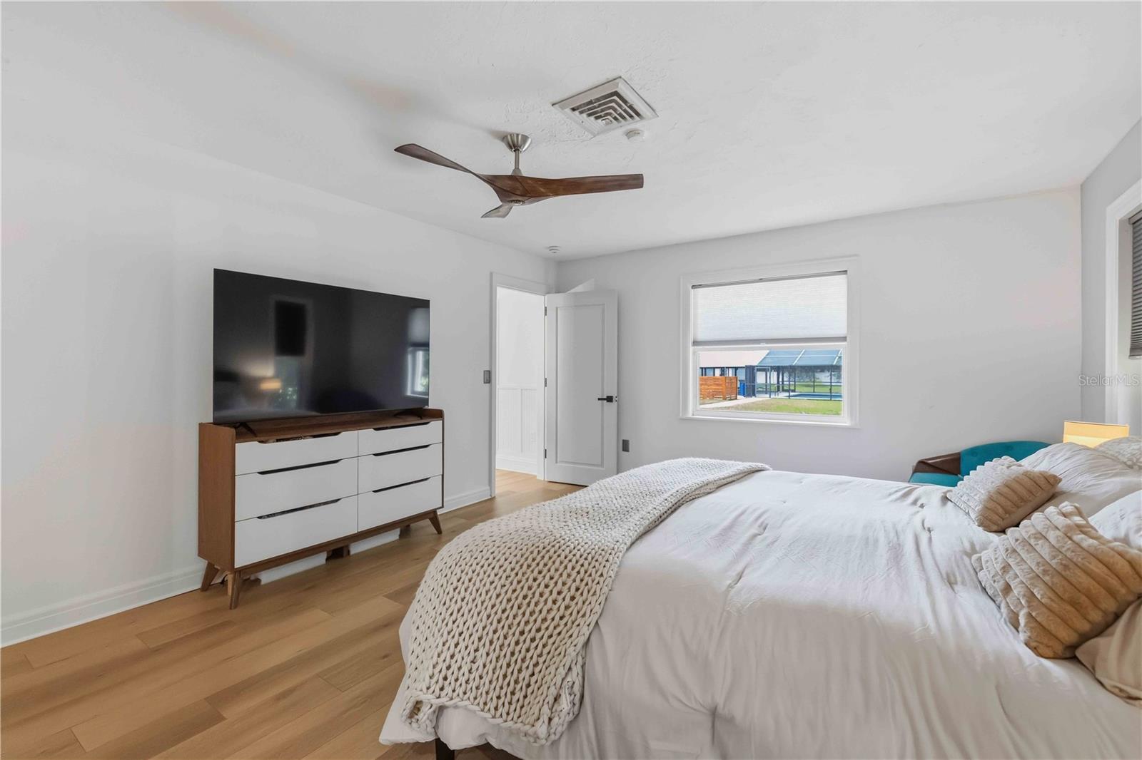 7402 CASTLE DR — photo 24