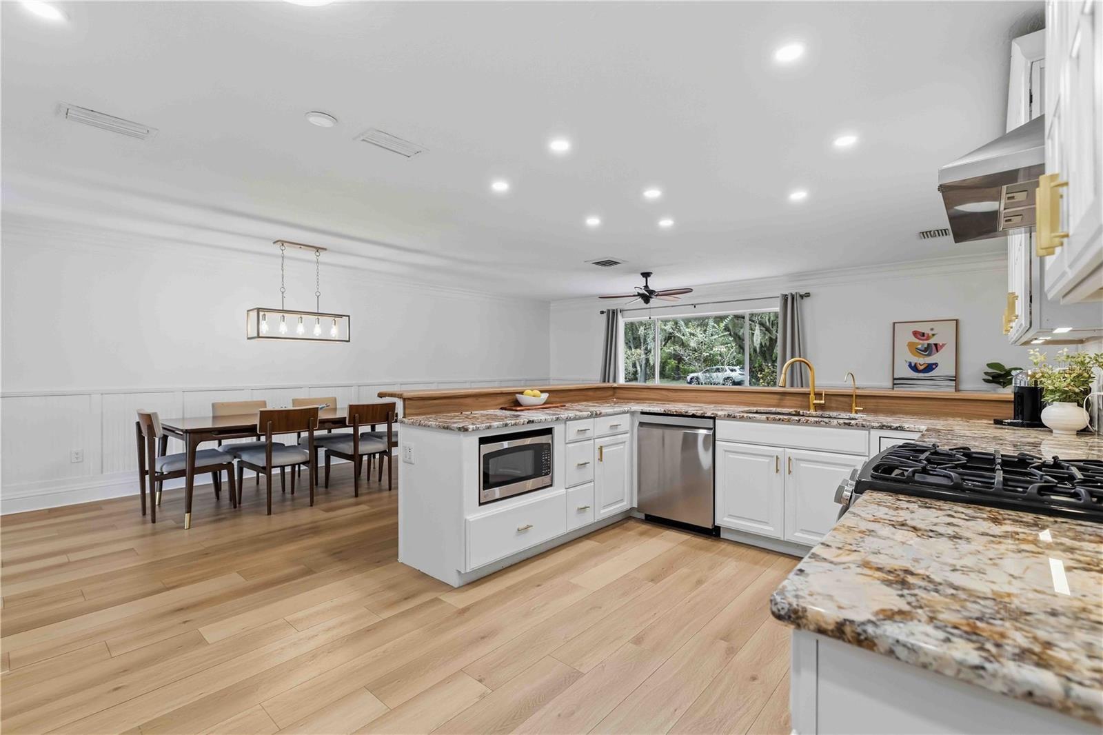 7402 CASTLE DR — photo 16